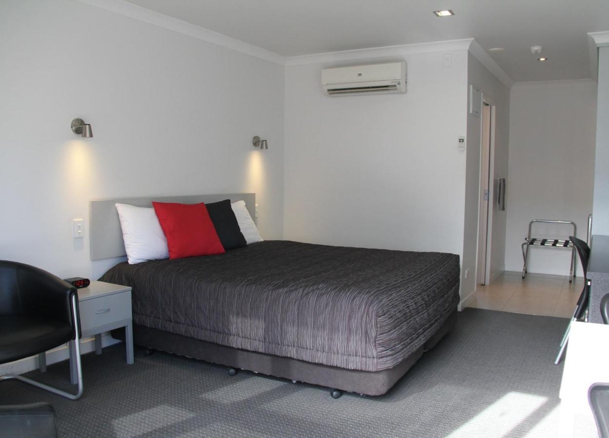 Pukekura Motor Lodge New Plymouth Dış mekan fotoğraf A typical motel room