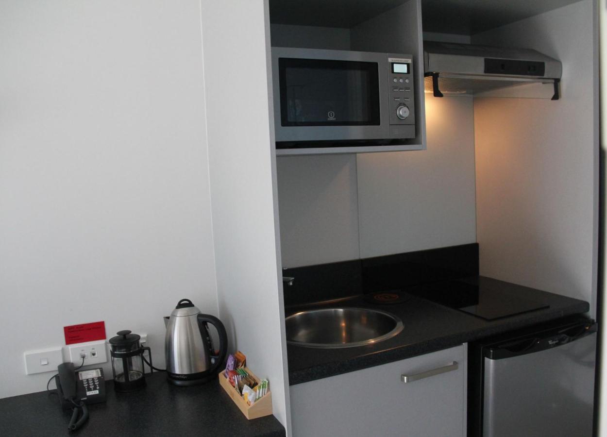 Pukekura Motor Lodge New Plymouth Dış mekan fotoğraf A kitchenette in a hotel room