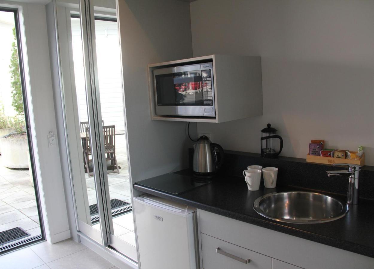 Pukekura Motor Lodge New Plymouth Dış mekan fotoğraf A microwave oven in a kitchen