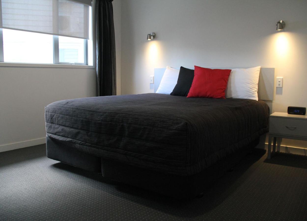 Pukekura Motor Lodge New Plymouth Dış mekan fotoğraf A typical motel room