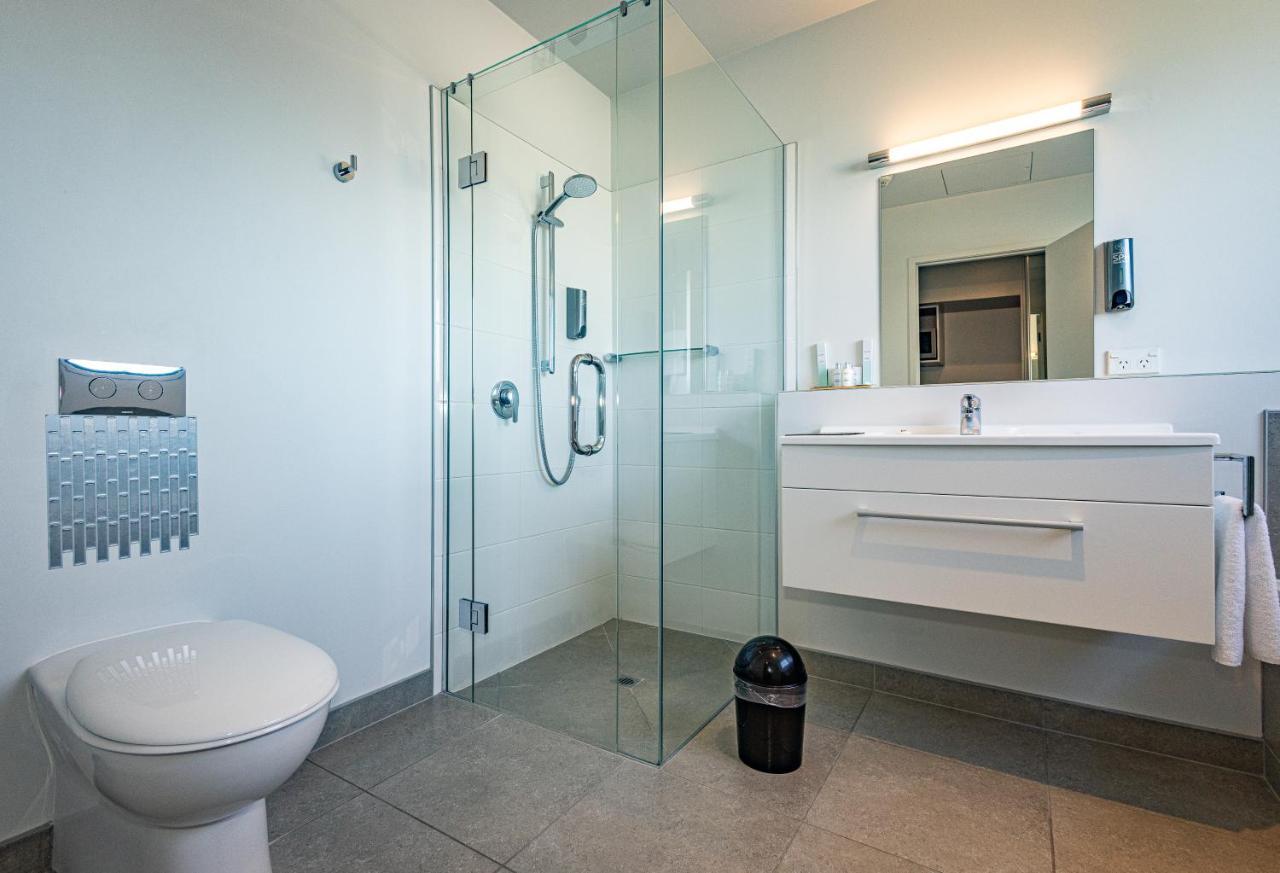 Pukekura Motor Lodge New Plymouth Dış mekan fotoğraf A modern bathroom with a shower cubicle