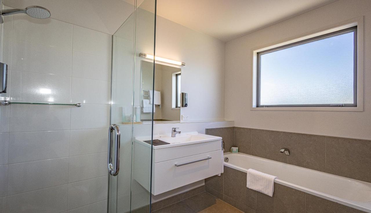 Pukekura Motor Lodge New Plymouth Dış mekan fotoğraf A modern bathroom