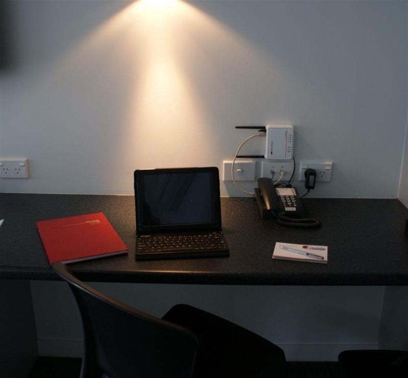 Pukekura Motor Lodge New Plymouth Dış mekan fotoğraf A typical hotel room with a phone, a laptop and a book